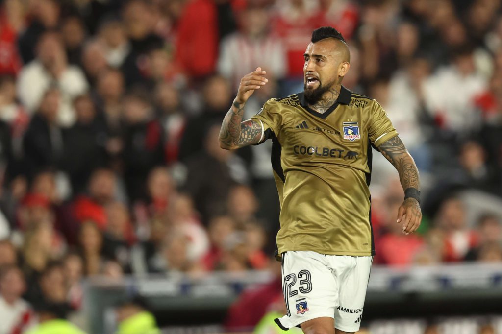 Vidal en el centro de la polémica por gestos a hinchas de River Plate tras eliminación de Colo Colo