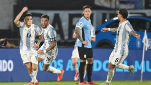 Argentina venció a Uruguay de Bielsa sin Messi: La albiceleste se mantiene como líder de las Eliminatorias Sudamericanas