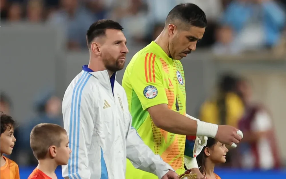 Claudio Bravo revivió el primer anuncio del retiro de Messi: “Grandeza en absoluta soledad”