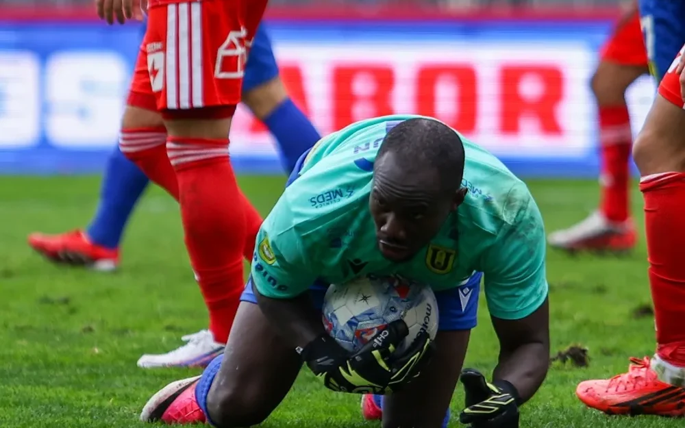 “Por suerte no me patearon”: Cecilio Waterman tras finalizar como portero en triunfo sobre U. de Chile