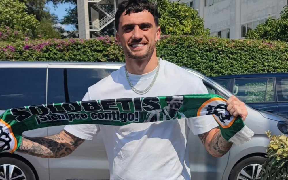 Troy Parrott aterriza en Sevilla para cerrar su fichaje por el Betis