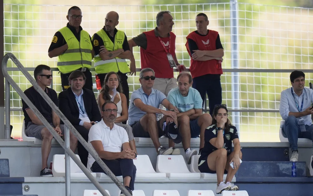 La plantilla se plantó en solidaridad con problemas de empleados y jugadoras del equipo femenino