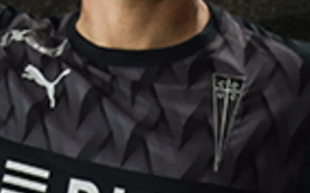 Nueva vestimenta para jugar en casa: U. Católica estrenó camiseta inspirada en armaduras de los caballeros