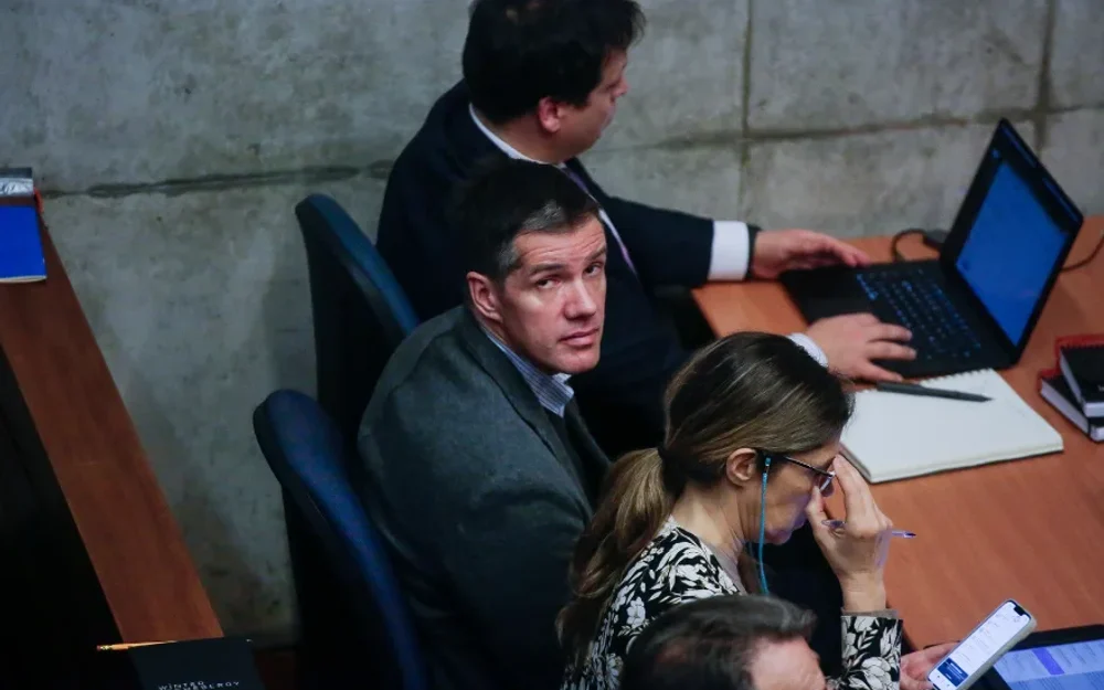Hasta las marcas lo molestan: Compañía telefónica troleó a Michael Clark luego que cayera en prisión preventiva