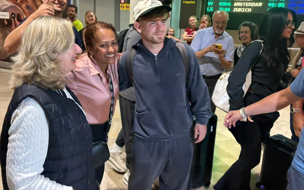 Harvey Elliott aterriza en Valencia: "Espero llevar a este gran club a competición europea"