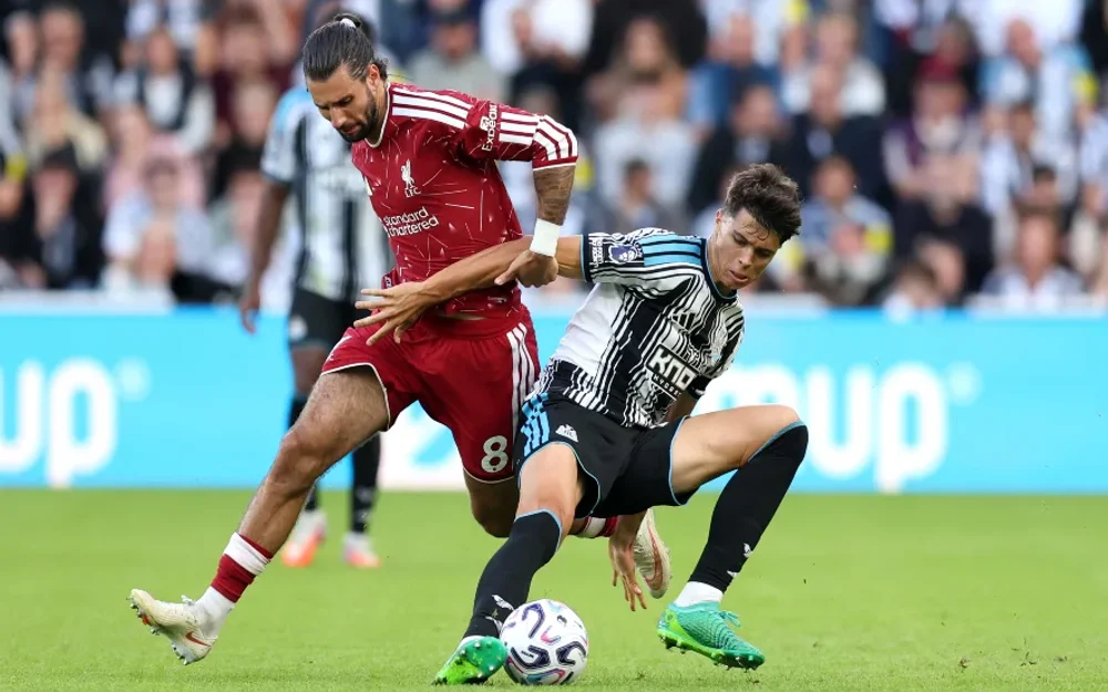 Otro grande que arrancó con dudas: Liverpool salvó un empate en la agonía ante Newcastle en su debut en la Premier
