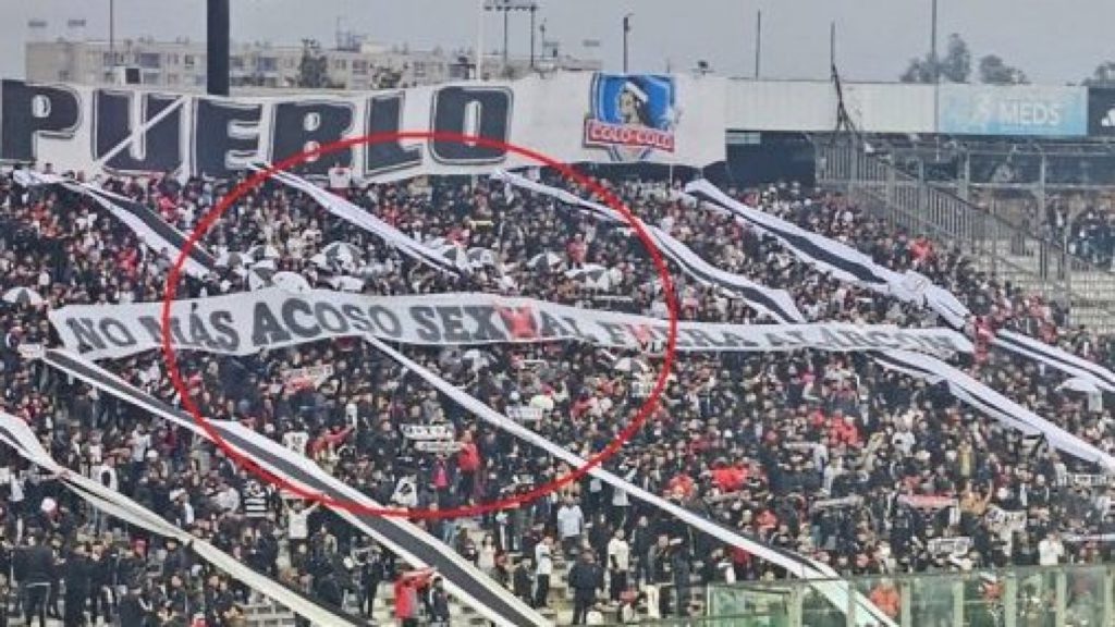 "No más acoso sexual": el lienzo de los barristas de Colo Colo que captó las miradas