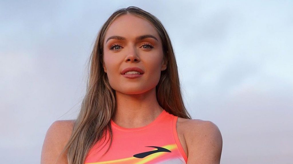 Atleta muestra los problemas que tiene al vestirse en la Villa Olímpica