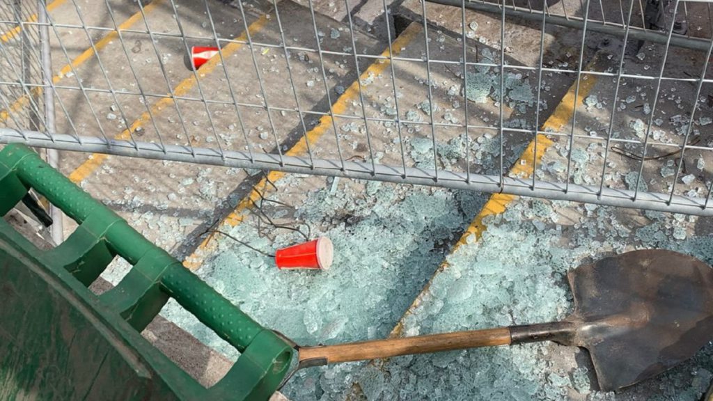 Denuncian daños en el memorial de Detenidos Desaparecidos tras partido de la U. de Chile y U. Española