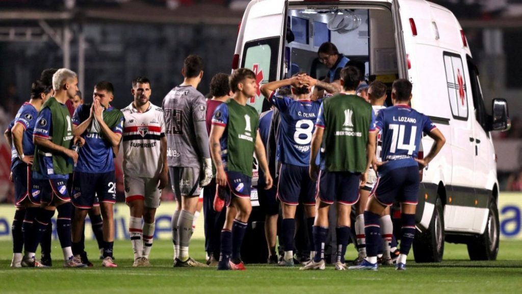 Detallan parte médico de Juan Manuel Izquierdo tras desmayo en pleno partido de Copa Libertadores