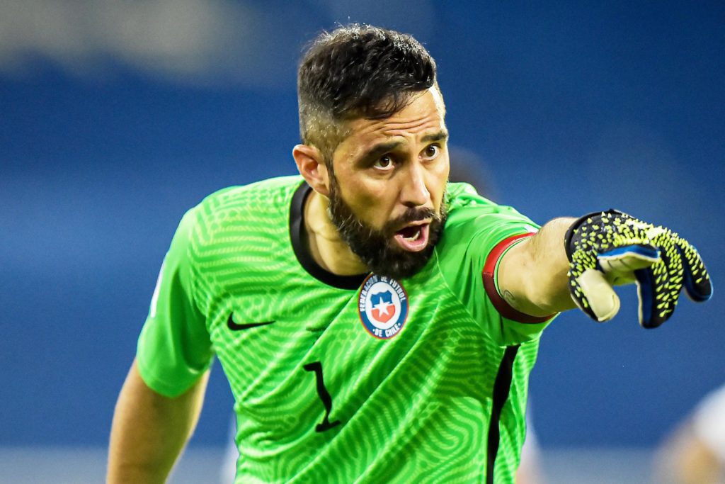 El anhelo de Claudio Bravo tras anunciar su retiro del fútbol profesional: "Sería magnífico, un sueño"