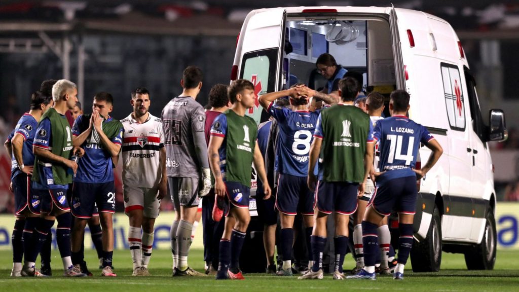 El grave estado en el que se encuentra jugador que se desplomó en Copa Libertadores: "Ventilación mecánica"