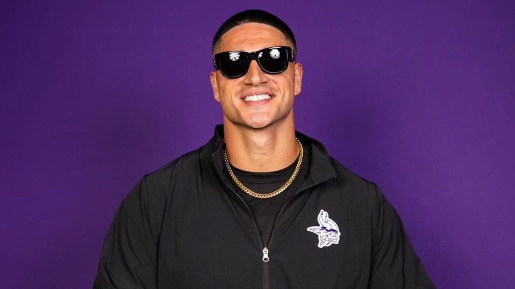 Vuelco en la NFL: Sammis Reyes seguirá en los Minnesota Vikings en otro puesto