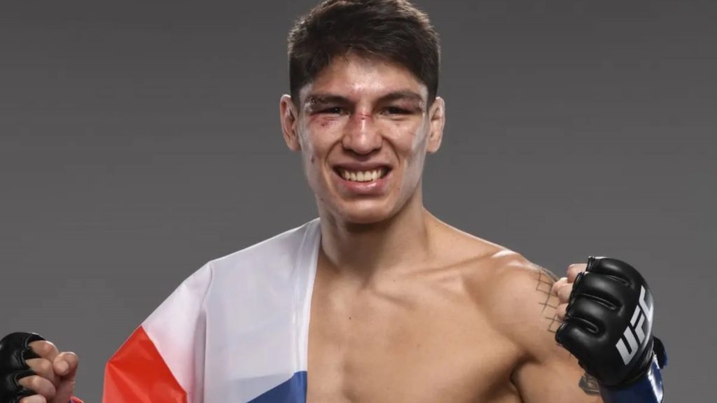 "Un motivo para celebrar el 18": 'La Jaula' Bahamondes festejó con paso de cueca su victoria en la UFC 306