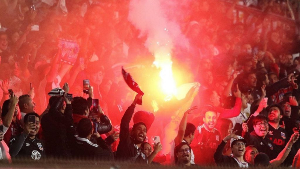 Aficionados de Colo Colo enfrentan severa penalización en Buenos Aires tras incidentes en Copa Libertadores