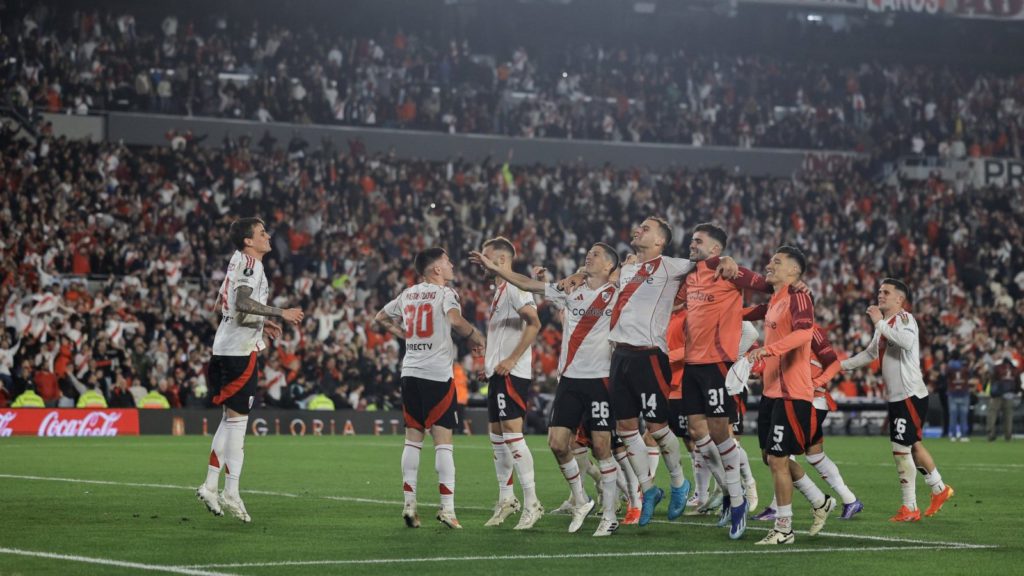 Argentina exige urgente reversión de la prohibición de bandera por la Conmebol en el partido contra Colo Colo