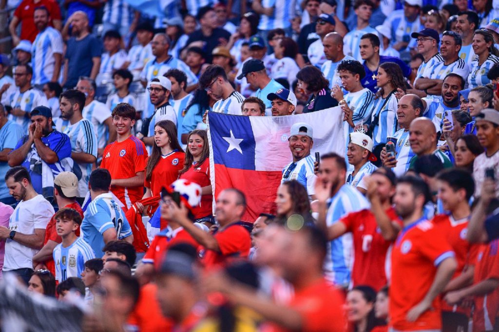 ¿Confiados antes de enfrentar a Chile? Así viven los hinchas argentinos la previa del duelo ante La Roja