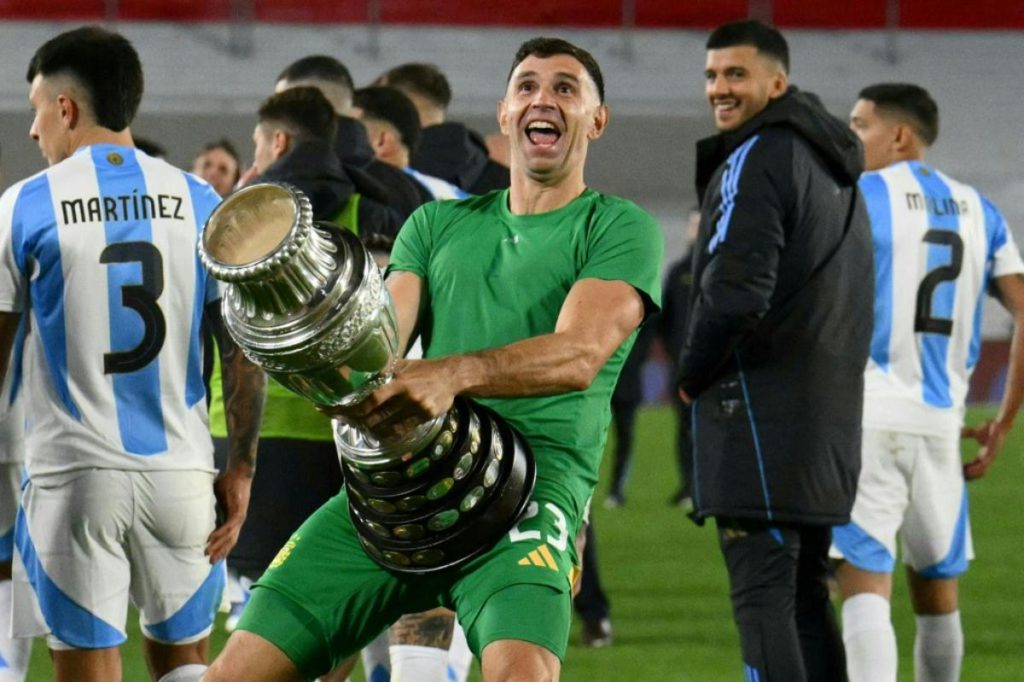 "Dibu" Martínez recibe castigo: FIFA sanciona con dos partidos al portero de Argentina por "comportamiento ofensivo"
