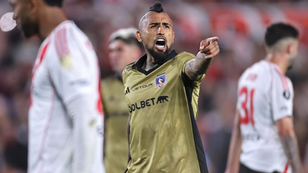 Exjugador de River Plate llama muerto a Arturo Vidal tras eliminación de Colo Colo