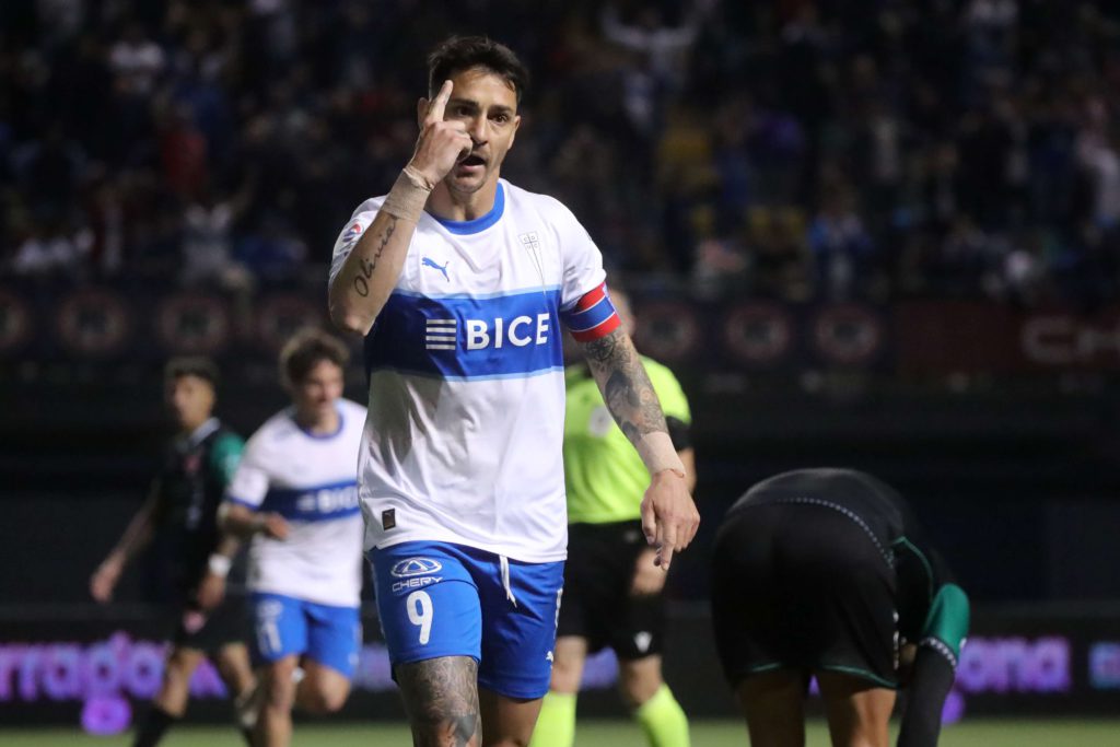 La UC golea a Copiapó como local y Zampedri iguala récord como goleador histórico del club