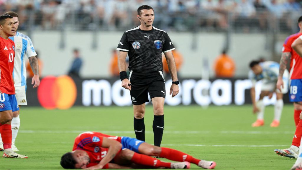 Polémico árbitro uruguayo dirigirá revancha entre Colo Colo y River por cuartos de Copa Libertadores