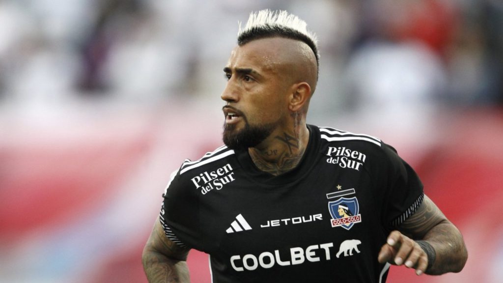 Vidal carga contra dos compañeros por derrota de Colo Colo: "Estás puro peleando"
