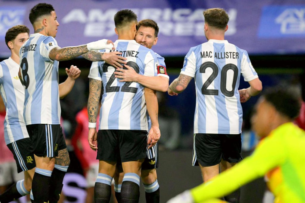 Argentina vence a Perú y se mantiene en la cima de la tabla: Resultado favorece a La Roja