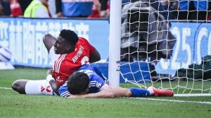 Operación Urgencia Taiwo Awoniyi - El Delantero Taiwo Awoniyi del Nottingham Forest es Operado de Urgencia