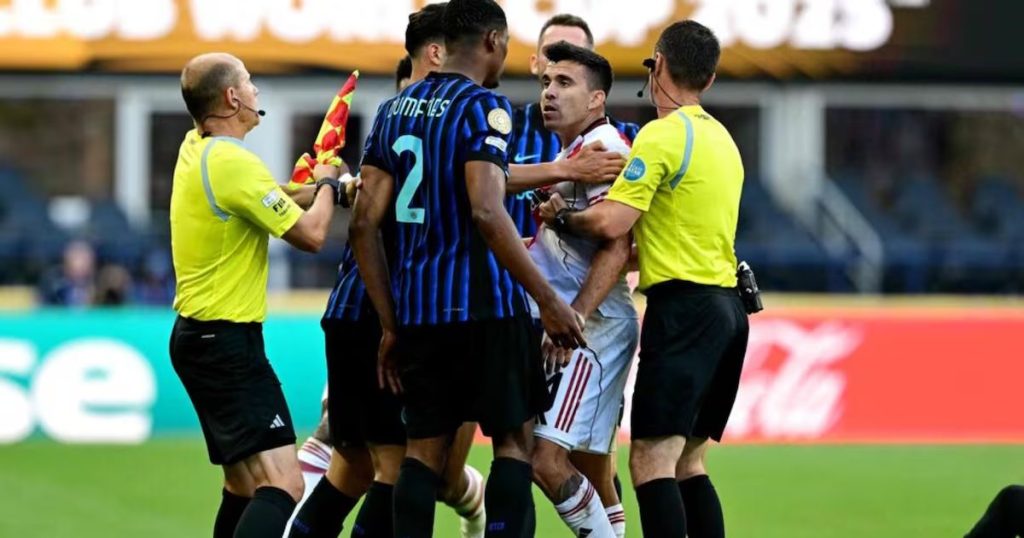 Pelea Acuña Dumfries - Tensión en el Mundial de Clubes: Pelea entre Acuña y Dumfries