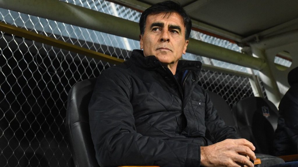 Gustavo Quinteros la Roja - Gustavo Quinteros analiza dirigir a La Roja en 2025
