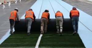 Césped Artificial Claro Arena - La UC avanza en la instalación de césped artificial en Claro Arena