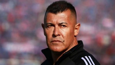 Decisión de Blanco y Negro sobre Jorge Almirón tras la Derrota - Jorge Almirón sigue en Colo Colo a pesar de la crisis deportiva