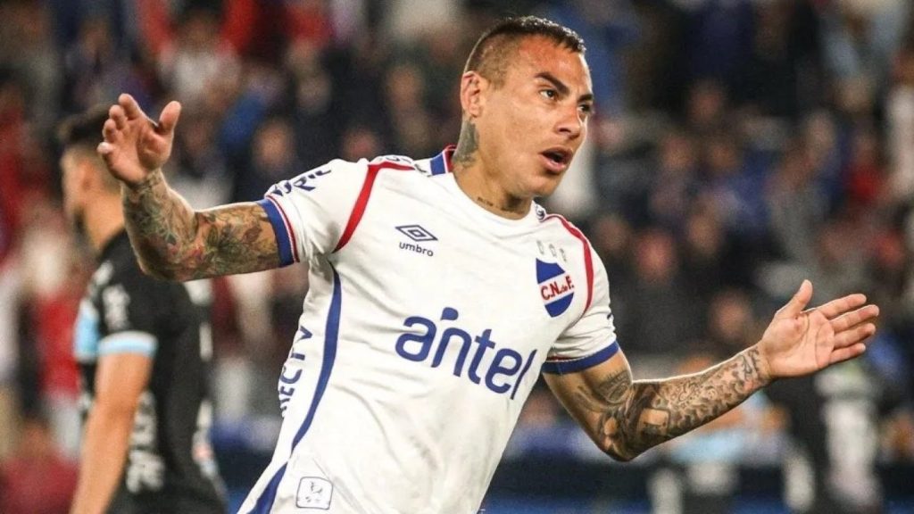 Decisión de Eduardo Vargas sobre Su Futuro en la Universidad de Chile - Eduardo Vargas se aleja de la U: futuro incierto para el delantero.