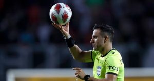 Declaraciones de Piero Maza sobre las Acusaciones de Jorge Almirón - Piero Maza: "Las críticas no me afectan, he arbitrado en Wembley