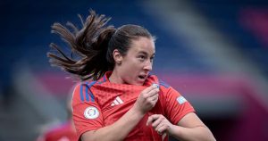 La Historia de Sonya Keefe, la Goleadora de la Roja Femenina - Sonya Keefe destaca en la Roja femenina y aspira al premio Marta