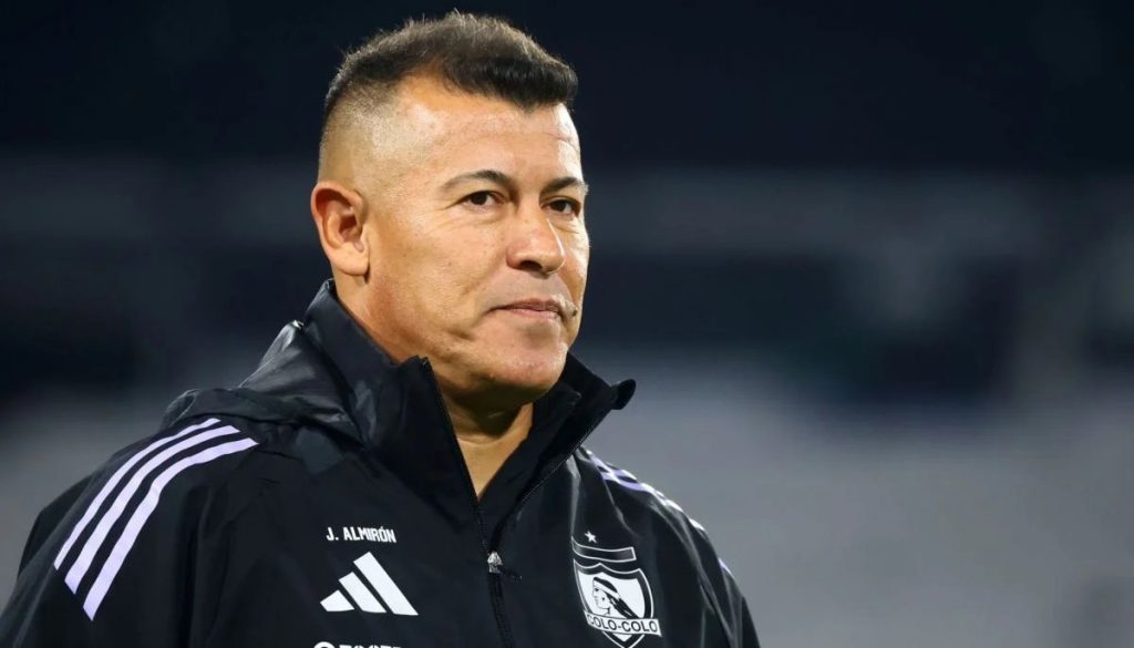 Reclamo de Jorge Almirón - Jorge Almirón: Preocupaciones por el Estado del Campo en el Clásico del Fútbol
