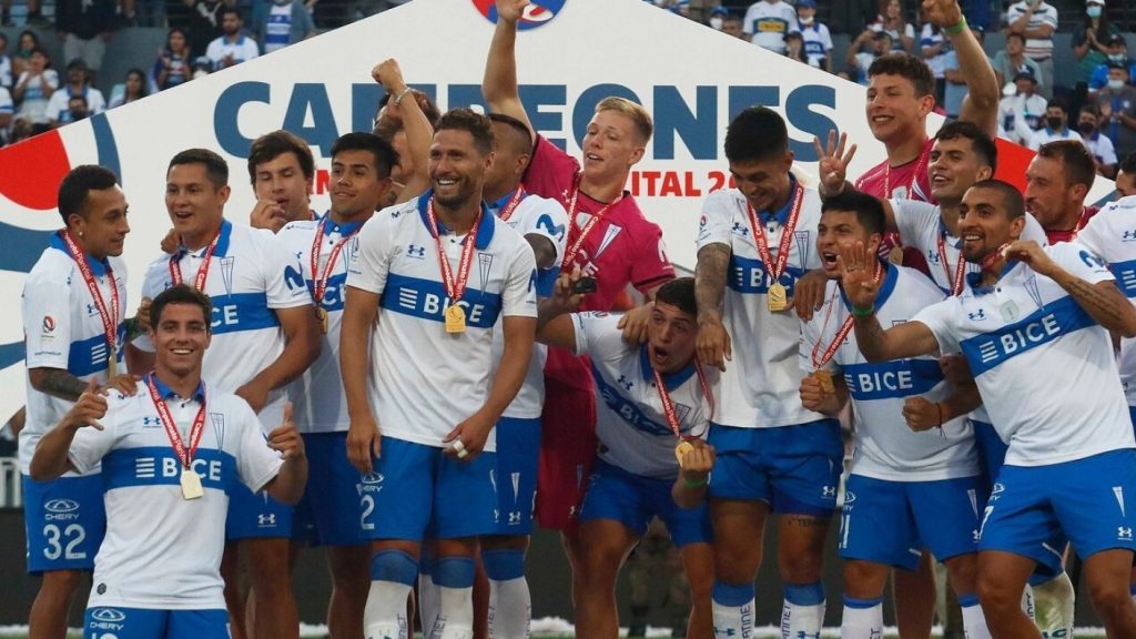 Tetracampeonato Universidad Católica - Universidad Católica honra su tetracampeonato con mural en Claro Arena