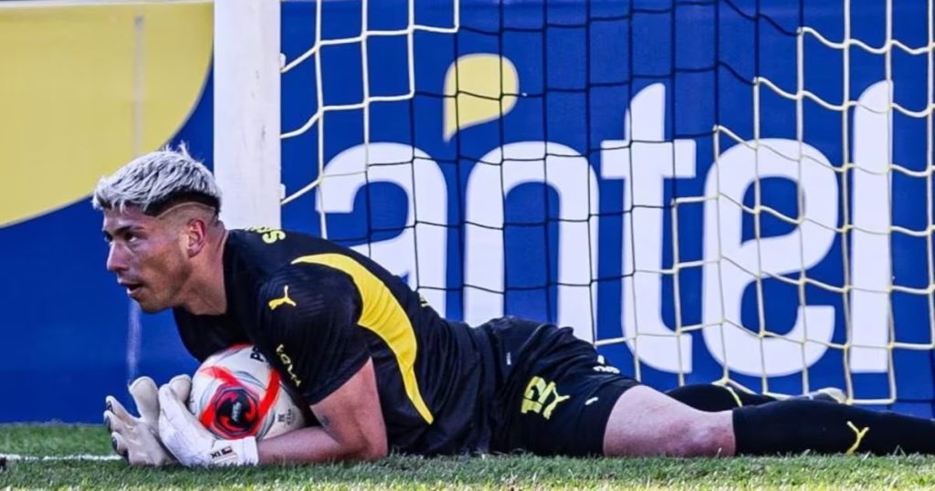 Brayan Cortés Debuta Como Arquero del Peñarol en el Clásico - ¡Brayan Cortés Brilla en un Clásico Charrúa para la Historia!