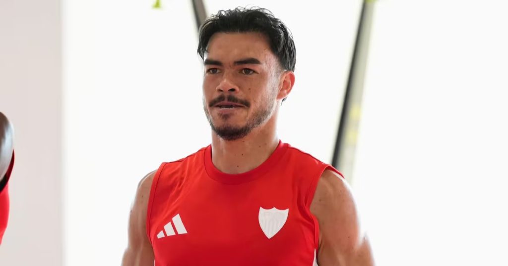 Inscripción de Gabriel Suazo en LaLiga con el Sevilla - ¡Infartante Dilema! Suazo y el Reloj de Arena en Sevilla