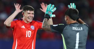 Atajada de Sebastián Mella en el Penalti contra Japón en el Mundial Sub 20 - Sebastián Mella y su atajada heroica que mantiene viva a la Roja Sub 20