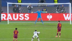 Atajadas Increíbles del Arquero Berke Özer en la Europa League - Berke Özer: proeza épica en penales repetidos en la Europa League