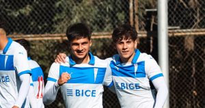 Firma del Primer Contrato Profesional de Vicente Cárcamo en la Universidad Católica - Vicente Cárcamo: la nueva promesa de la UC lista para brillar.