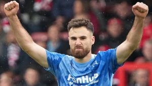 Regla que Dejó a Ben Brereton sin Jugar en la Championship - Regla de la EFL deja a Brereton sin jugar antes del amistoso